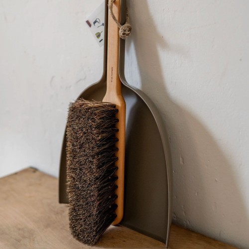 Iris Hantverk Dustpan & Brush Set